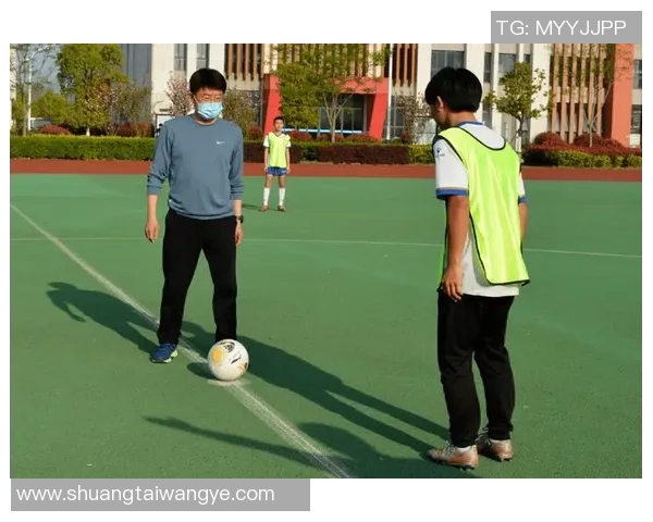 足球场上的风云人物 22号球员精彩瞬间展现出惊人技艺与独特魅力 足球场上的风云人物 22号球员精彩瞬间展现出惊人技艺与独特魅力